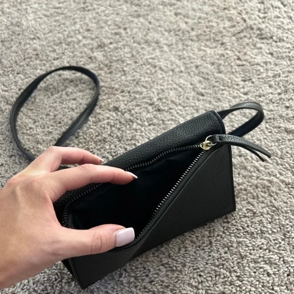 Elegant Black Crossbody Bag - Picture 4 of 6
